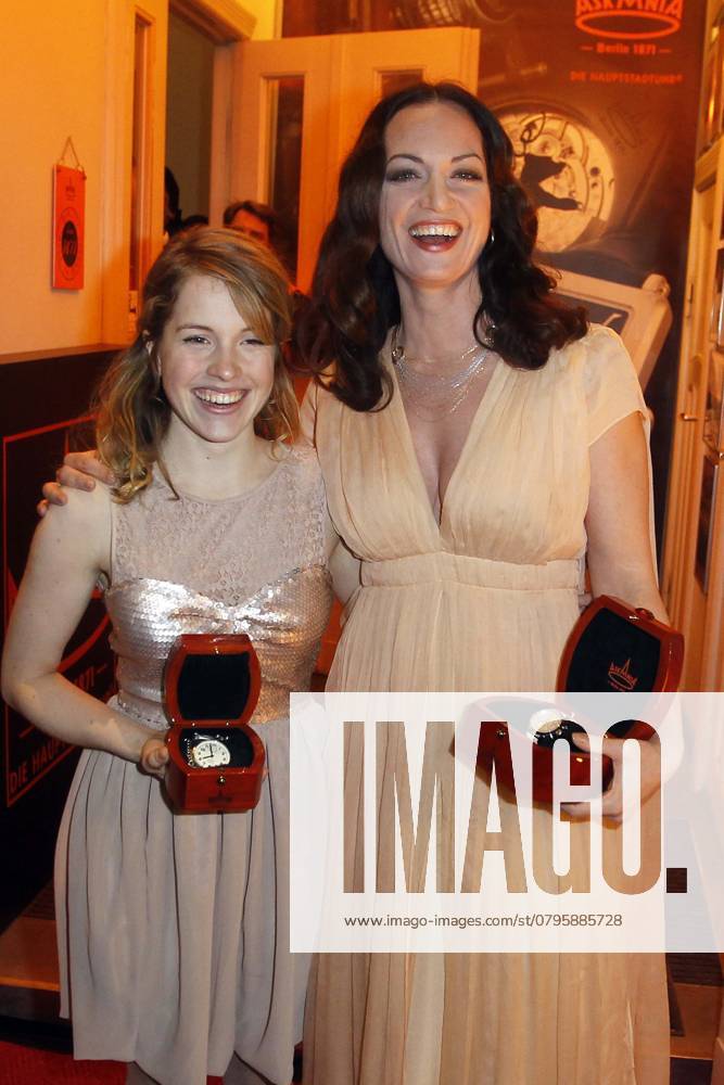 Paula Kalenberg und Natalia Woerner, Preistraegerinnen, bei der Verleihung des ASKANIA AWARD 2011 in Berlin, Berlin Deutschland, Germany
