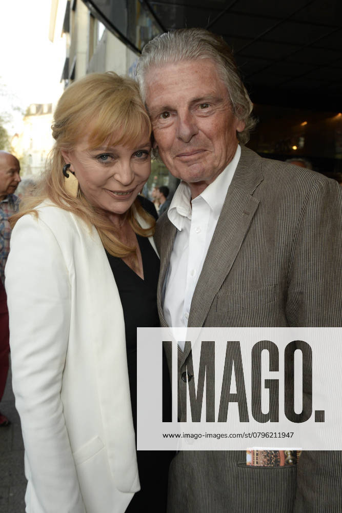 Klaus Bresser und Frau bei der PREMIERE TAG DER GNADE, Berlin, Theater am Kurfuerstendamm, am 08.05.2013, Copyright Dominique Ecken, 08.05.2013 Berlin Deutschland, Germany
