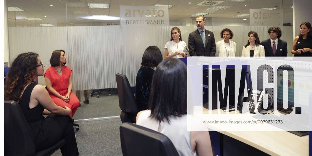 Spain s King Felipe VI (C-R) and Queen Letizia (C-L) greet workers during their visit to the facilities of the Telephone Service 016 for Victims of Domestic and Physical Violence in Madrid, Spain, 27 July 2017. Royal couple visit Telephone Service 016 for Victims of Domestic and Physical Violence !ACHTUNG: NUR REDAKTIONELLE NUTZUNG!