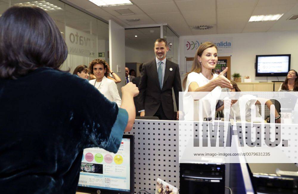 Spain s King Felipe VI (C-R) and Queen Letizia (C-L) greet workers during their visit to the facilities of the Telephone Service 016 for Victims of Domestic and Physical Violence in Madrid, Spain, 27 July 2017. Royal couple visit Telephone Service 016 for Victims of Domestic and Physical Violence !ACHTUNG: NUR REDAKTIONELLE NUTZUNG!