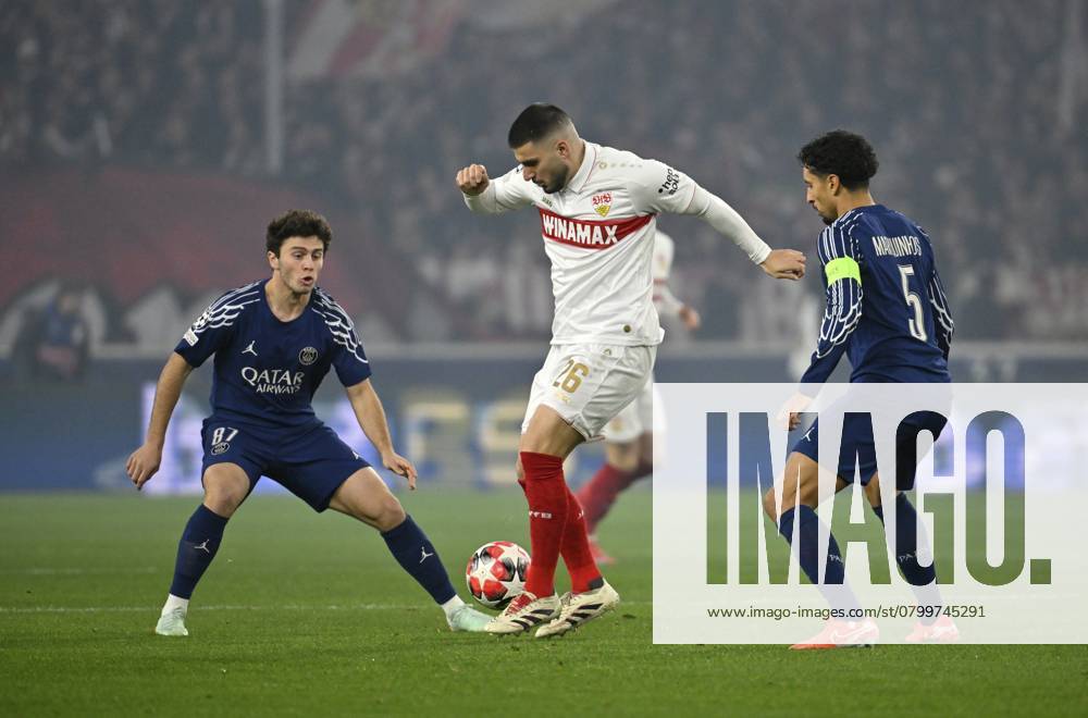 Zweikampf, Aktion Deniz Undav VfB Stuttgart (26) (Mitte) gegen Marquinhos FC Paris Saint-Germain PSG (05) Joao Neves FC Paris Saint-Germain PSG (87) (links) Champions League, MHPArena, MHP Arena Stuttgart, Baden-Württemberg, Deutschland, Europa Duel, action Deniz Undav VfB Stuttgart (26) (centre) against Marquinhos FC Paris Saint-Germain PSG (05) Joao Neves FC Paris Saint-Germain PSG (87) (left) Champions League, MHPArena, MHP Arena Stuttgart, Baden-Württemberg, Germany, Europe