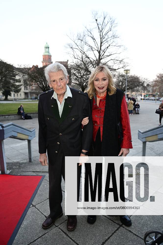 Klaus Bresser mit Ehefrau Evelyn Bresser bei der Premiere zum Theaterstück Sherlock Holmes: Der Fall Moriarty in der Komödie am Kurfürstendamm im Ernst-Reuter-Saal. Berlin, 09.03.2025 Berlin Germany