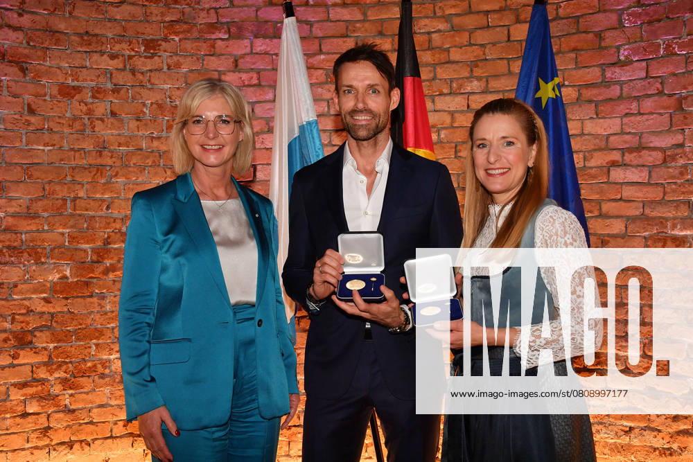 Bayerns Staatsministerin Ulrike Scharf, Sven Hannawald und Stefanie Hertel bei der Verleihung der Bayerischen Staatsmedaille fuer soziale Verdienste 2025 in der Allerheiligen-Hofkirche, Residenz am 3.04.2025 in Muenchen Bayerische Staatsmedaille fuer Stefanie Hertel und Sven Hannawald in Muenchen