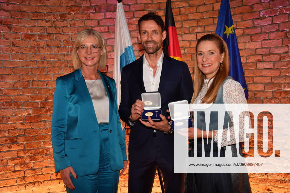 Bayerns Staatsministerin Ulrike Scharf, Sven Hannawald und Stefanie Hertel bei der Verleihung der Bayerischen Staatsmedaille fuer soziale Verdienste 2025 in der Allerheiligen-Hofkirche, Residenz am 3.04.2025 in Muenchen Bayerische Staatsmedaille fuer Stefanie Hertel und Sven Hannawald in Muenchen
