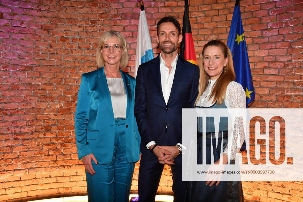 Bayerns Staatsministerin Ulrike Scharf, Sven Hannawald und Stefanie Hertel bei der Verleihung der Bayerischen Staatsmedaille fuer soziale Verdienste 2025 in der Allerheiligen-Hofkirche, Residenz am 3.04.2025 in Muenchen Bayerische Staatsmedaille fuer Stefanie Hertel und Sven Hannawald in Muenchen
