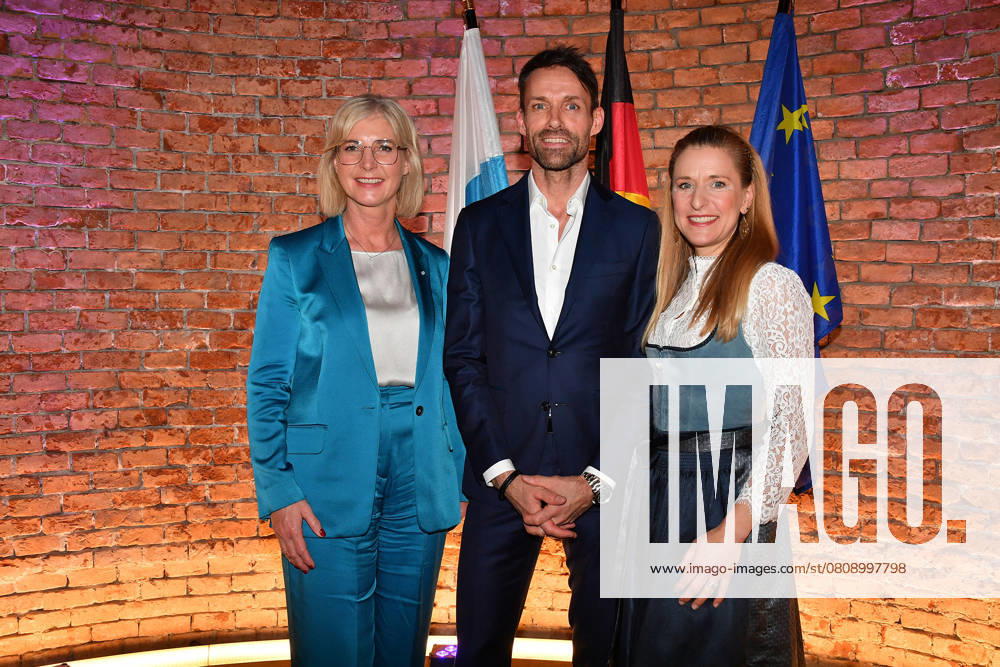 Bayerns Staatsministerin Ulrike Scharf, Sven Hannawald und Stefanie Hertel bei der Verleihung der Bayerischen Staatsmedaille fuer soziale Verdienste 2025 in der Allerheiligen-Hofkirche, Residenz am 3.04.2025 in Muenchen Bayerische Staatsmedaille fuer Stefanie Hertel und Sven Hannawald in Muenchen