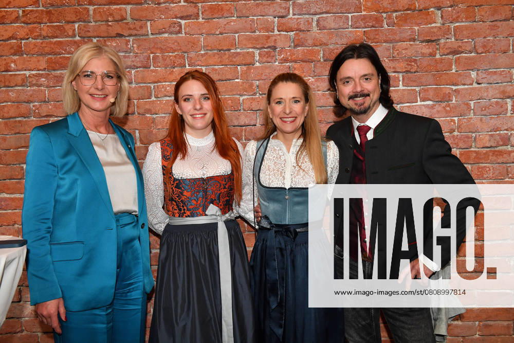 Bayerns Staatsministerin Ulrike Scharf, Johanna Mross, Stefanie Hertel und ihr Ehemann Lanny Lanner bei der Verleihung der Bayerischen Staatsmedaille fuer soziale Verdienste 2025 in der Allerheiligen-Hofkirche, Residenz am 3.04.2025 in Muenchen Bayerische Staatsmedaille fuer Stefanie Hertel und Sven Hannawald in Muenchen