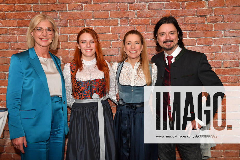 Bayerns Staatsministerin Ulrike Scharf, Johanna Mross, Stefanie Hertel und ihr Ehemann Lanny Lanner bei der Verleihung der Bayerischen Staatsmedaille fuer soziale Verdienste 2025 in der Allerheiligen-Hofkirche, Residenz am 3.04.2025 in Muenchen Bayerische Staatsmedaille fuer Stefanie Hertel und Sven Hannawald in Muenchen