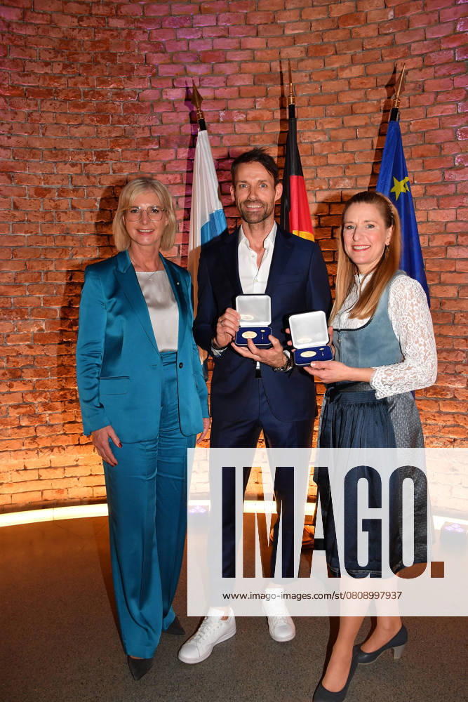 Bayerns Staatsministerin Ulrike Scharf, Sven Hannawald und Stefanie Hertel bei der Verleihung der Bayerischen Staatsmedaille fuer soziale Verdienste 2025 in der Allerheiligen-Hofkirche, Residenz am 3.04.2025 in Muenchen Bayerische Staatsmedaille fuer Stefanie Hertel und Sven Hannawald in Muenchen