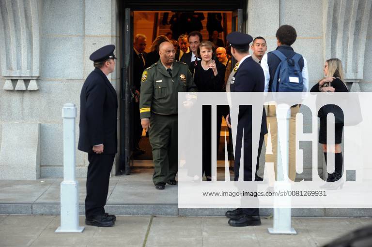 San Francisco, California, USA - Senator Dianne Feinstein leave the San Francisco City Hall. San Francisco USA - ZUMAw332 20171217_zap_w332_029