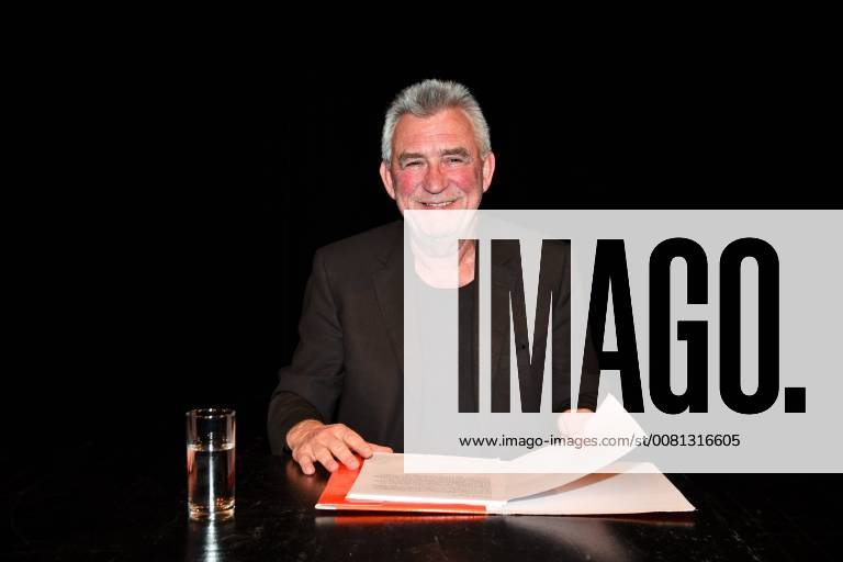 Der Kabarettist und Schauspieler Heinz Marecek liest im Stadttheater Gmunden, mit dem Titel Das Fest des Lachens . Dieses Bild zeigt den Kabarettisten und Schauspieler Heinz Marecek 2017 - Heinz Marecek liest im Stadttheater Gmunden