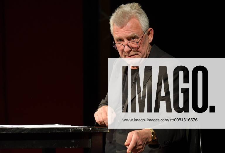 Der Kabarettist und Schauspieler Heinz Marecek liest im Stadttheater Gmunden, mit dem Titel Das Fest des Lachens . Dieses Bild zeigt den Kabarettisten und Schauspieler Heinz Marecek 2017 - Heinz Marecek liest im Stadttheater Gmunden