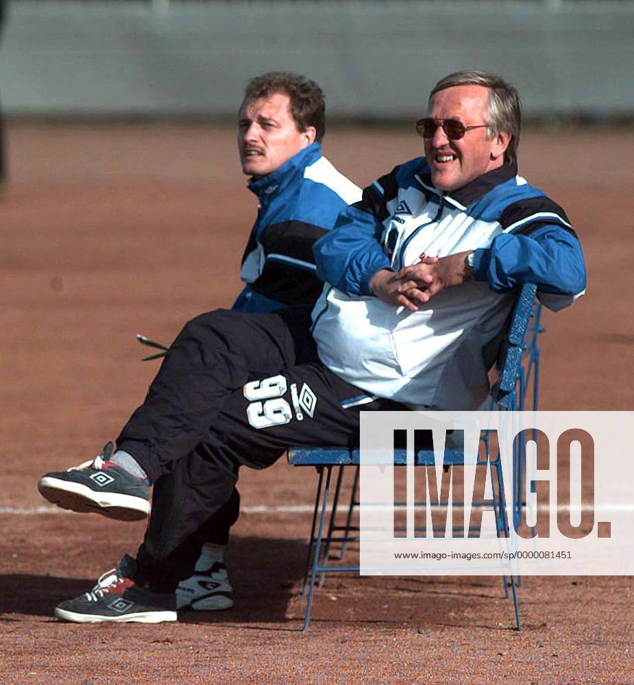 Das Magdeburger Trainerteam: Coach Hans-Dieter Schmidt (vorn) und Co-Trainer Jürgen Görlitz Fußball Herren DFB-Pokal, Regionalliga Nordost, Saison 1998 1999: 1. FC Magdeburg Gruppe Ernst-Grube-Stadion Magdeburg Skepsis,