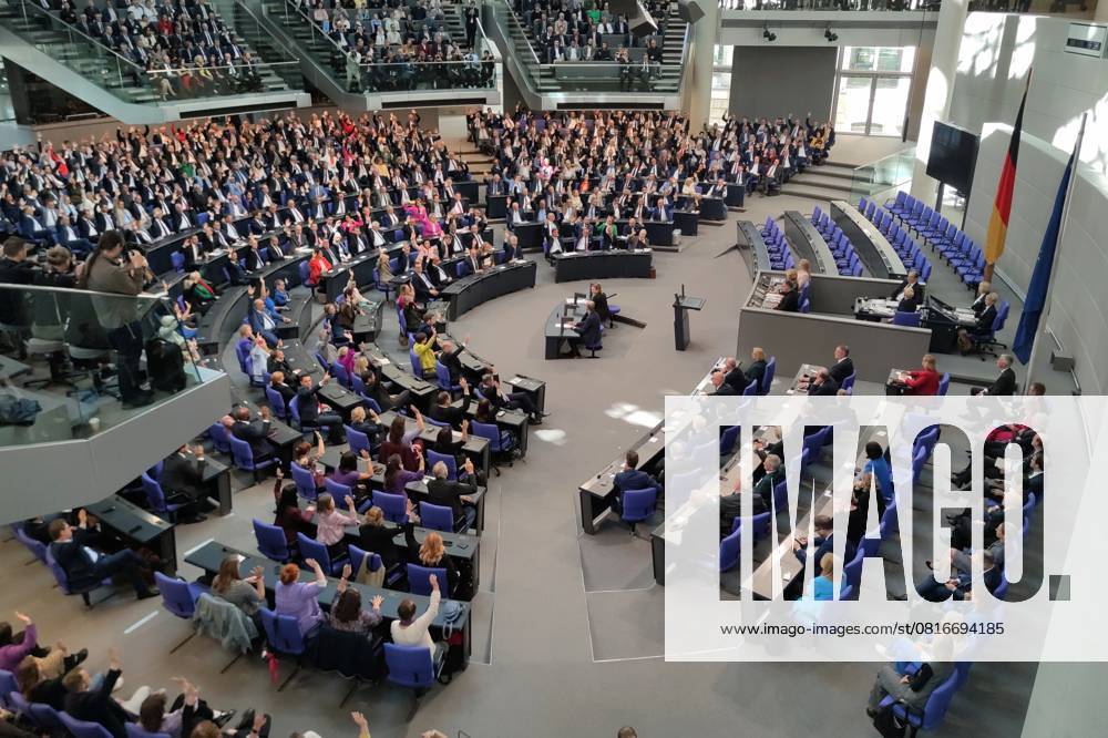 Berlin, Deutschland, 06.05.2025: Deutscher Bundestag: 2. Bundestagssitzung: Abstimmung über einen 2. Wahlgang, alle Abgeordneten heben die Hand