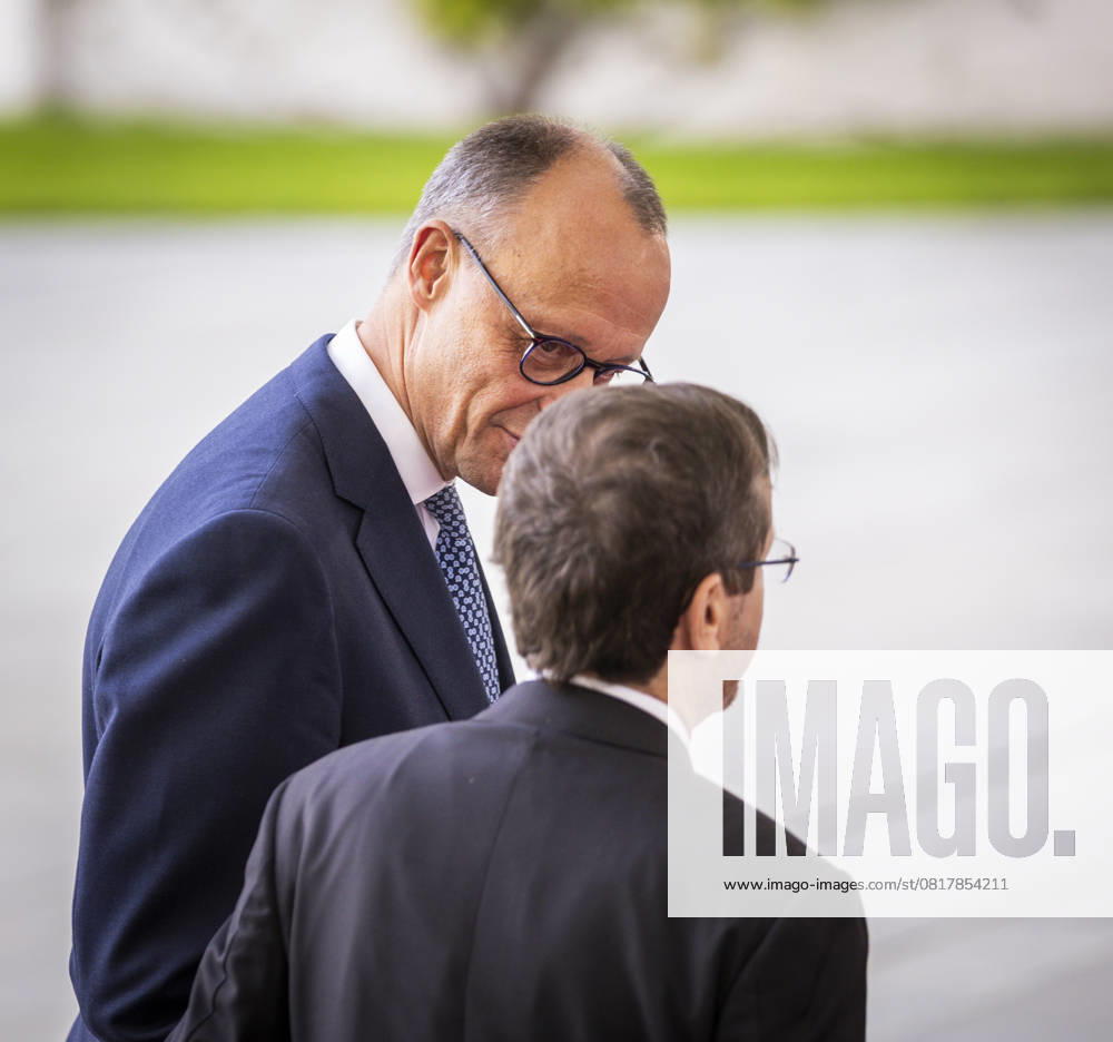 (L-R) Friedrich Merz (CDU), Bundeskanzler, empfaengt Isaac Herzog, Staatspraesident von Israel, im Bundeskanzleramt in Berlin, 12.05.2025. Berlin Deutschland