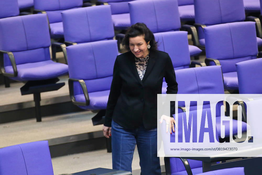 Berlin, Deutschland, 16.05.2025: Deutscher Bundestag: 5. Bundestagssitzung: Ministerin für Forschung, Technologie und Raumfahrt Dorothee Bär (CSU)