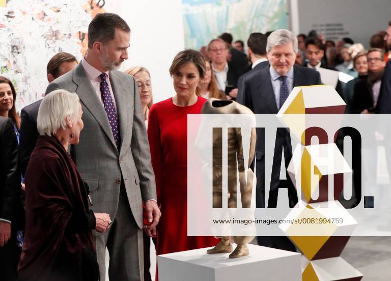Spain s King Felipe VI (2L) and Queen Letizia (C), chat with Portuguese gallery owner Cristina Guerra (L), as they observe the sculpture He-Pop , by Austrian artist Erwin Wurm, during the opening of ARCO 2018 at Ifema exhibition site in Madrid, Spain, 22 February 2018. A total of 208 art galleries from 29 countries take part in the 37 edition of ARCO, which runs from 21 to 25 February 2018. Spanish Royals open ARCO 2018 !ACHTUNG: NUR REDAKTIONELLE NUTZUNG!