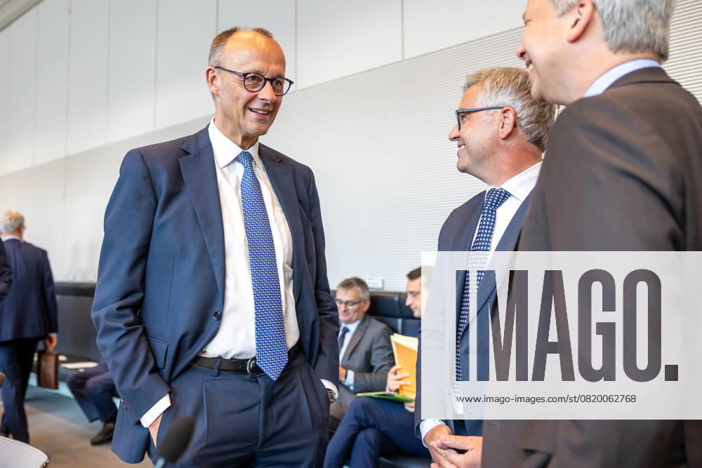 Fraktionssitzung CDU CSU Bundeskanzler Friedrich Merz (CDU) und Jens Spahn Vorsitzender der Unionsfraktion, bei einer Fraktionssitzung am 20.05.2025 in Berlin. Berlin Berlin Deutschland Bundestag