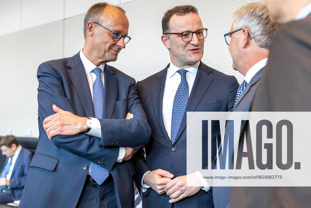 Fraktionssitzung CDU CSU Bundeskanzler Friedrich Merz (CDU) und Jens Spahn Vorsitzender der Unionsfraktion, bei einer Fraktionssitzung am 20.05.2025 in Berlin. Berlin Berlin Deutschland Bundestag