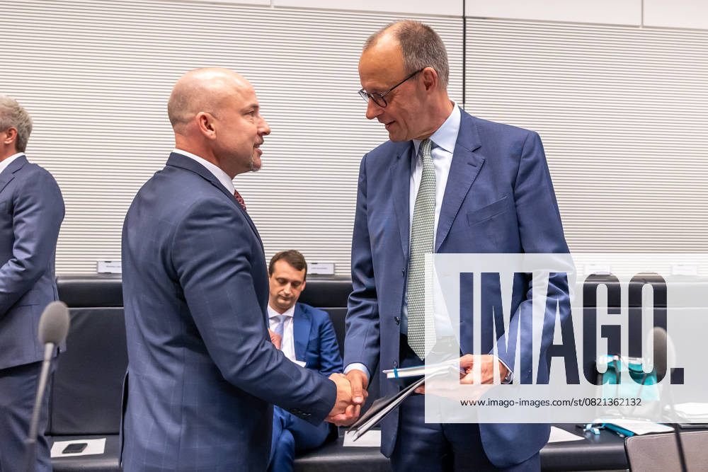 Fraktionssitzung CDU CSU Bundeskanzler Friedrich Merz (CDU) und Alexander Hoffmann, CSU Landesgruppenvorsitzender bei einer Fraktionssitzung am 3.06.2025 in Berlin. Berlin Berlin Deutschland Bundestag