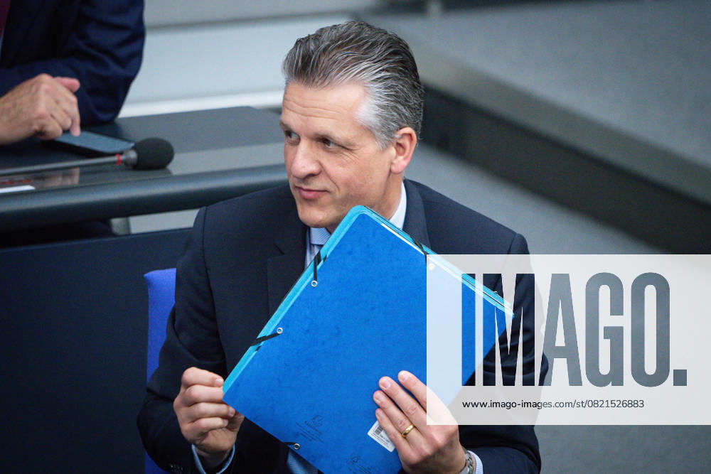 Deutscher Bundestag, 10. Plenarsitzung Thorsten Frei, Bundesminister fuer besondere Aufgaben und Chef des Bundeskanzleramtes im Aktenmappe auf der Regierungsbank bei der 10. Sitzung des Deutschen Bundestag in Berlin, 05.06.2025 Berlin Berlin Deutschland