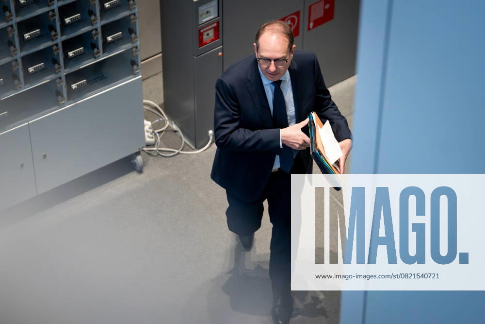 Deutscher Bundestag, 10. Plenarsitzung Alexander Dobrindt, Bundesminister des Innern bei betreten das Plenum bei der 10. Sitzung des Deutschen Bundestag in Berlin, 05.06.2025 Berlin Berlin Deutschland