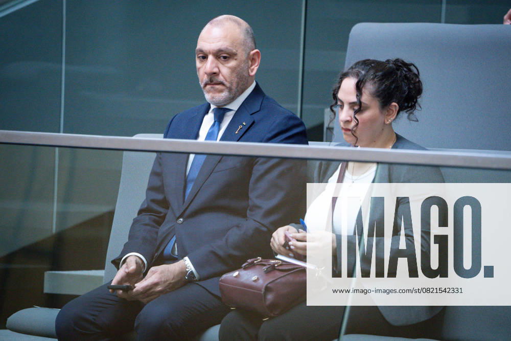 Deutscher Bundestag, 10. Plenarsitzung Laith Arafeh palaestinensische Botschafter in Deutschland auf der Ehrentribuene zum Tagesordnungspunkt Aktuelle Stunde zur humanitaeren Katastrophe in Gaza bei der 10. Sitzung des Deutschen Bundestag in Berlin, 05.06.2025 Berlin Berlin Deutschland