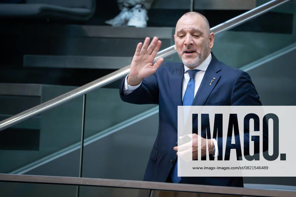 Deutscher Bundestag, 10. Plenarsitzung Laith Arafeh palaestinensische Botschafter in Deutschland auf der Ehrentribuene winkt den Abgeordneten im Anschluss an die Aktuelle Stunde zur humanitaeren Katastrophe in Gaza bei der 10. Sitzung des Deutschen Bundestag in Berlin, 05.06.2025 Berlin Berlin Deutschland