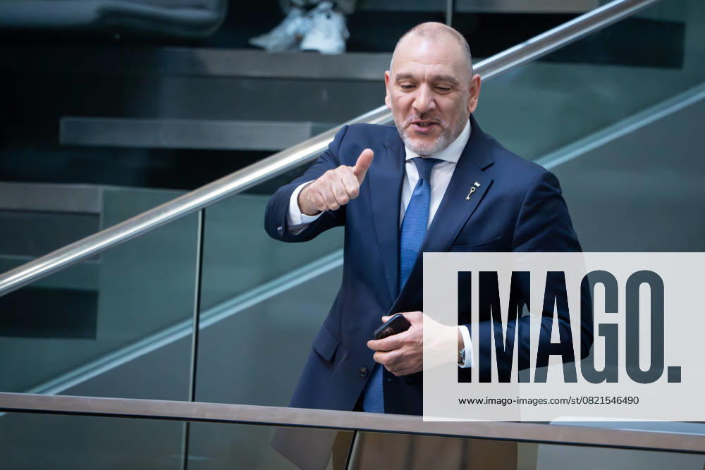 Deutscher Bundestag, 10. Plenarsitzung Laith Arafeh palaestinensische Botschafter in Deutschland auf der Ehrentribuene bedankt sich bei den Abgeordneten im Anschluss an die Aktuelle Stunde zur humanitaeren Katastrophe in Gaza bei der 10. Sitzung des Deutschen Bundestag in Berlin, 05.06.2025 Berlin Berlin Deutschland