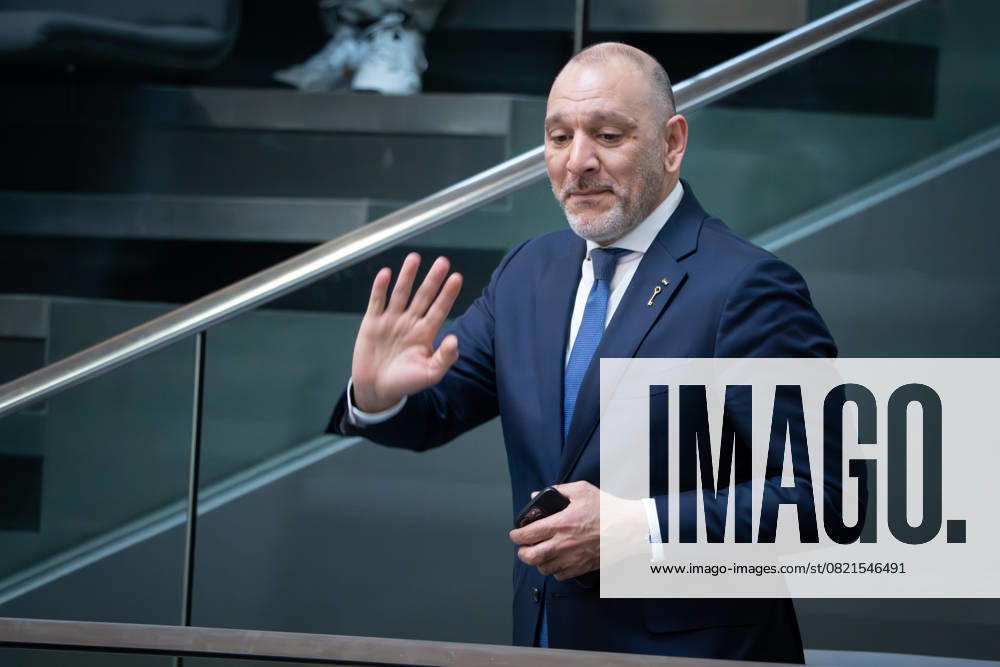 Deutscher Bundestag, 10. Plenarsitzung Laith Arafeh palaestinensische Botschafter in Deutschland auf der Ehrentribuene bedankt sich winkend bei den Abgeordneten im Anschluss an die Aktuelle Stunde zur humanitaeren Katastrophe in Gaza bei der 10. Sitzung des Deutschen Bundestag in Berlin, 05.06.2025 Berlin Berlin Deutschland