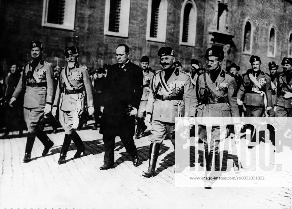 Faschistischer Diktator Benito Mussolini 1883 - 1945 6. Oktober 1922 - Rom, Italien - BENITO MUSSOLINI (1883-1945), der italienische Diktator und Führer der faschistischen Bewegung, mit seinen Generälen und faschistischen Truppen, während sie auf Rom marschieren. Rome Italy