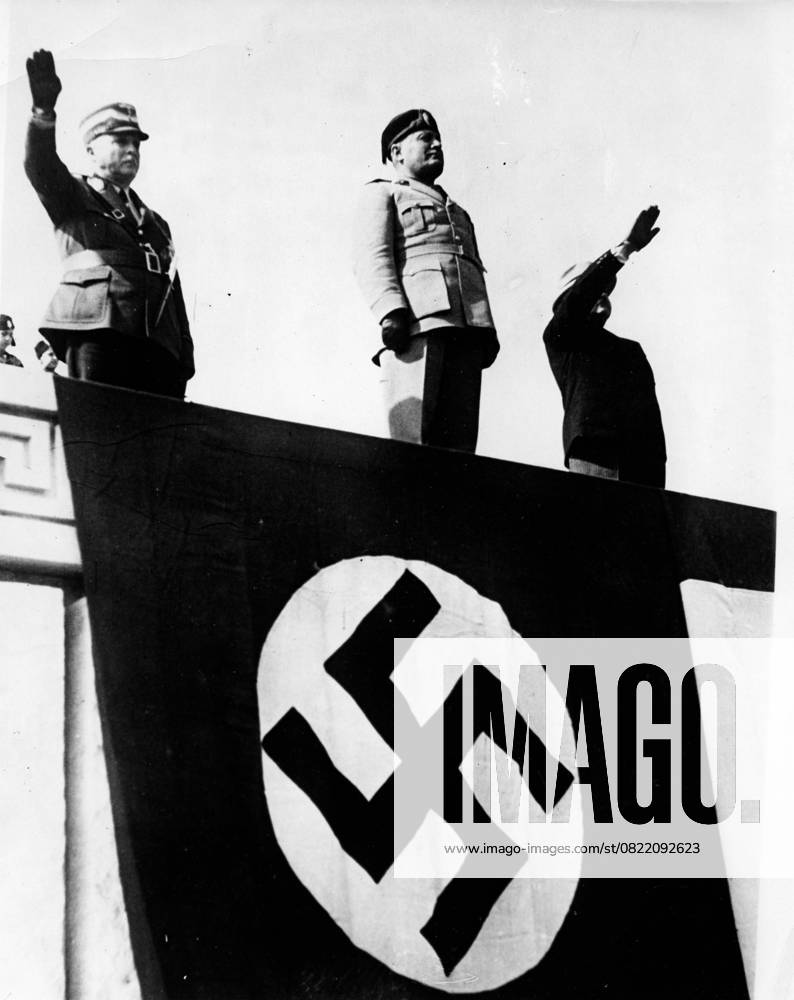Faschistischer Diktator Benito Mussolini 1883 - 1945 10. Januar 1933 - Rom, Italien - BENITO MUSSOLINI (1883-1945), der italienische Diktator und Führer der faschistischen Bewegung, steht während einer Veranstaltung auf einem Balkon. Rome Italy