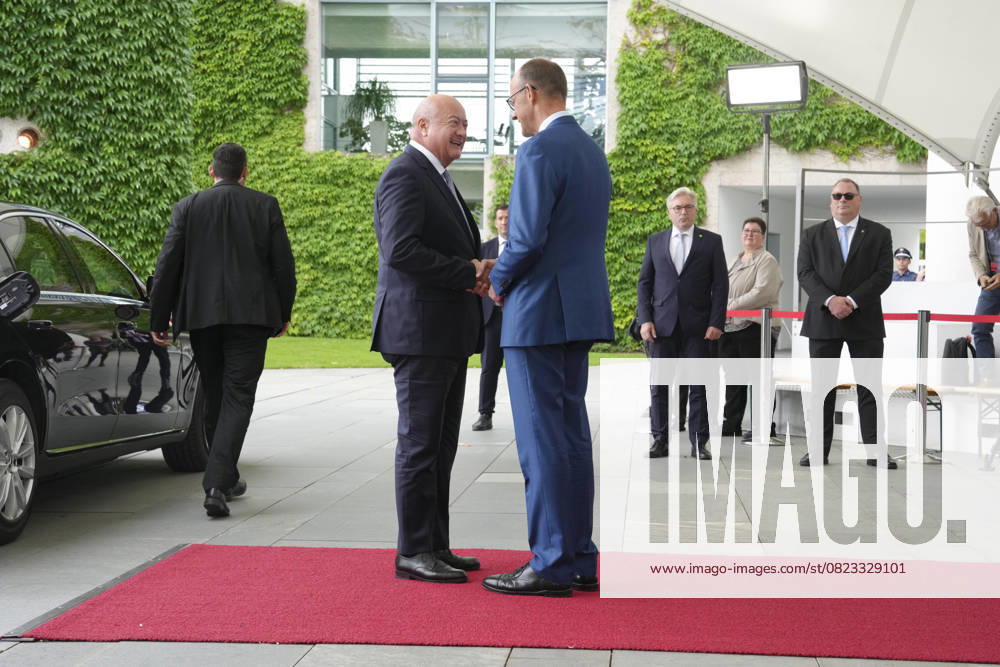 Bundeskanzler Merz empfaengt den Oesterreichischen Bundeskanzler Stocker Bundeskanzler Friedrich Merz gemeinsam mit Bundeskanzler Chistian Stocker beim Handshake bei der Ankunft im Bundeskanzleramt, Berlin, 27.06.2025 Berlin Berlin Deutschland