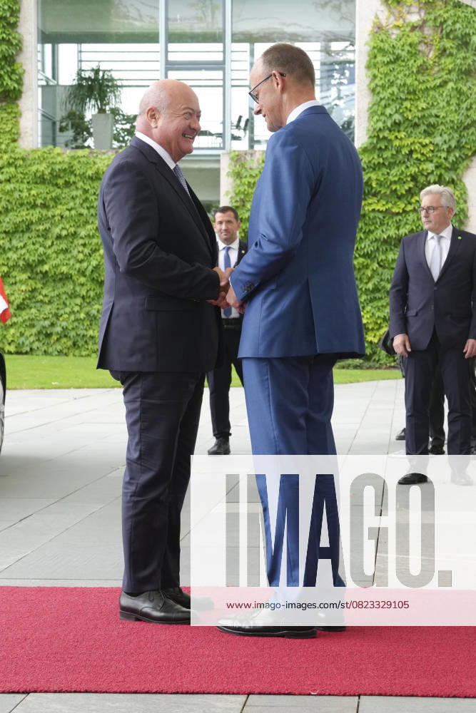 Bundeskanzler Merz empfaengt den Oesterreichischen Bundeskanzler Stocker Bundeskanzler Friedrich Merz gemeinsam mit Bundeskanzler Chistian Stocker beim Handshake bei der Ankunft im Bundeskanzleramt, Berlin, 27.06.2025 Berlin Berlin Deutschland