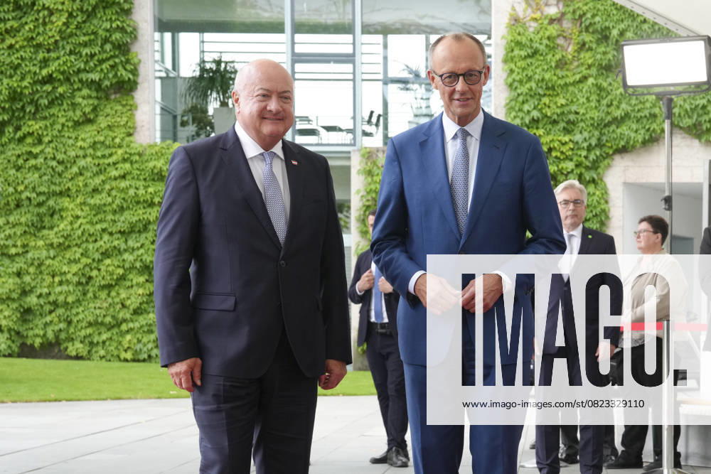 Bundeskanzler Merz empfaengt den Oesterreichischen Bundeskanzler Stocker Bundeskanzler Friedrich Merz gemeinsam mit Bundeskanzler Chistian Stocker bei der Ankunft im Bundeskanzleramt, Berlin, 27.06.2025 Berlin Berlin Deutschland