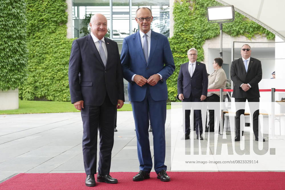 Bundeskanzler Merz empfaengt den Oesterreichischen Bundeskanzler Stocker Bundeskanzler Friedrich Merz gemeinsam mit Bundeskanzler Chistian Stocker bei der Ankunft im Bundeskanzleramt, Berlin, 27.06.2025 Berlin Berlin Deutschland