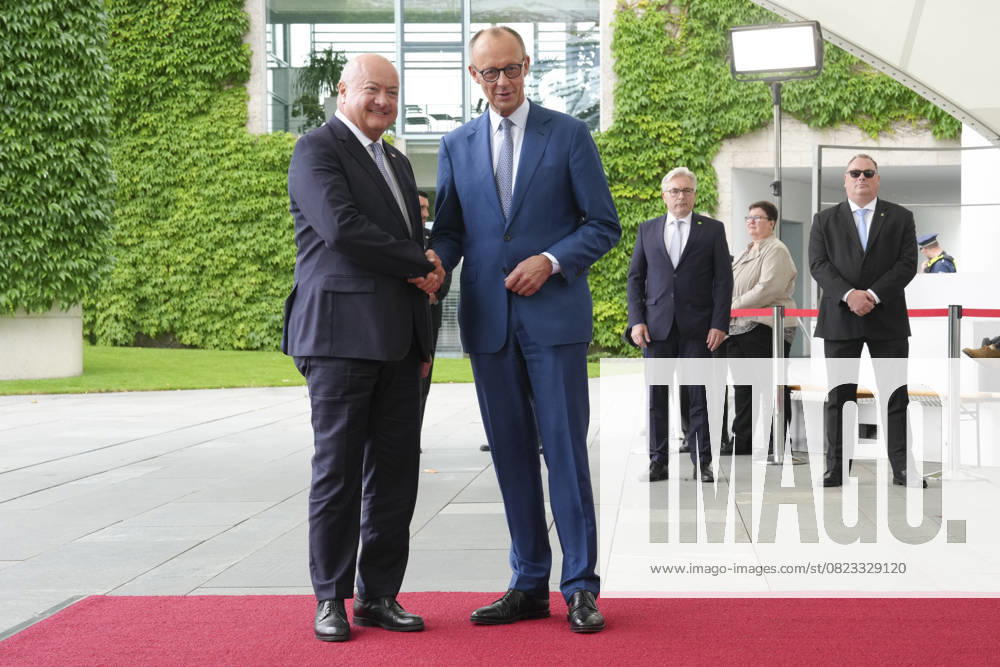 Bundeskanzler Merz empfaengt den Oesterreichischen Bundeskanzler Stocker Bundeskanzler Friedrich Merz gemeinsam mit Bundeskanzler Chistian Stocker beim Handshake bei der Ankunft im Bundeskanzleramt, Berlin, 27.06.2025 Berlin Berlin Deutschland