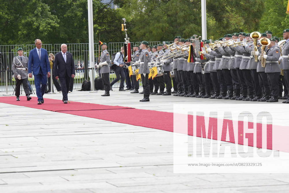 Bundeskanzler Merz empfaengt den Oesterreichischen Bundeskanzler Stocker Bundeskanzler Friedrich Merz gemeinsam mit Bundeskanzler Chistian Stocker beim Abschreiten der Ehrenfromation der Bundeswehr im Innenhof des Kanzleramt, Berlin, 27.06.2025 Berlin Berlin Deutschland