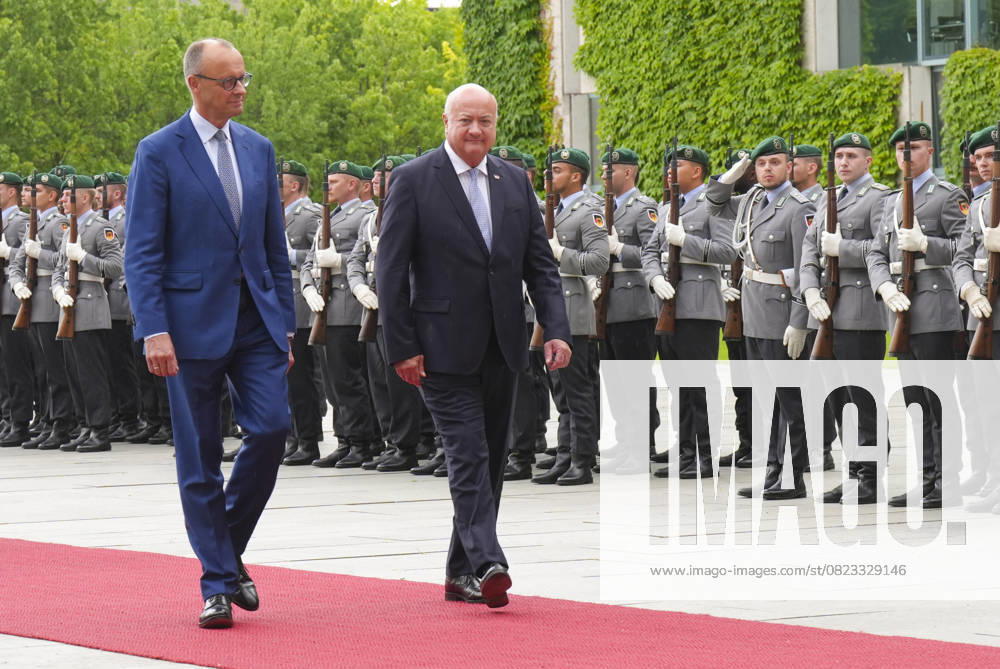 Bundeskanzler Merz empfaengt den Oesterreichischen Bundeskanzler Stocker Bundeskanzler Friedrich Merz gemeinsam mit Bundeskanzler Chistian Stocker beim Abschreiten der Ehrenfromation der Bundeswehr im Innenhof des Kanzleramt, Berlin, 27.06.2025 Berlin Berlin Deutschland