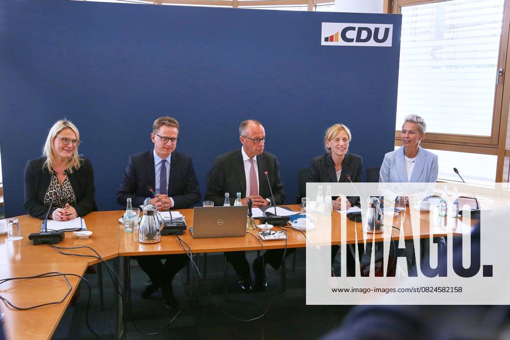 Berlin, Deutschland, 07.07.2025: Konrad-Adenauer-Haus: CDU-Bundesvorstandssitzung: L-R: Christina Stumpp, Carsten Linnemann, Bundeskanzler Friedrich Merz (CDU), Bundesministerin für Bildung, Familie, Senioren, Frauen und Jugend Karin Prien (CDU), Silvia Breher
