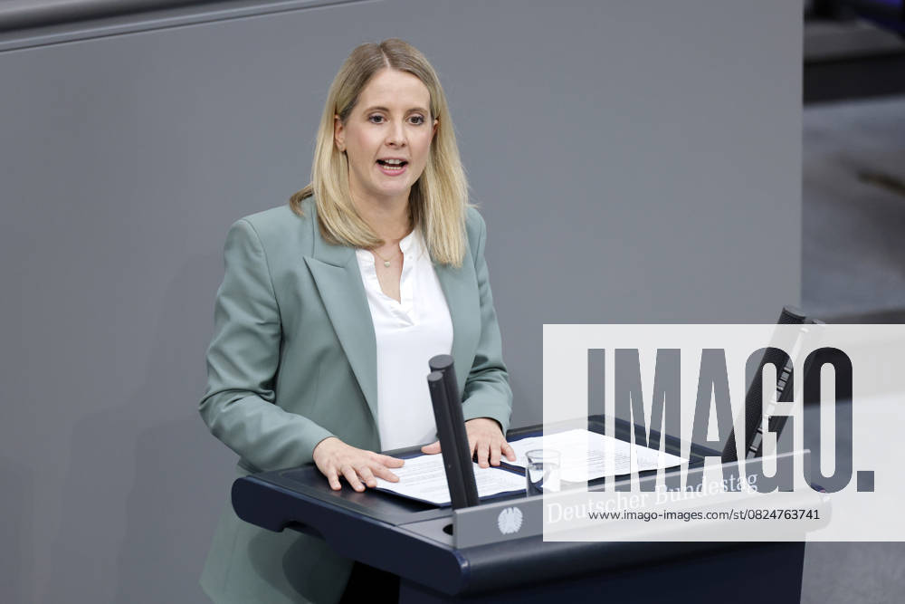 Bundesbauministerin Verena Hubertz (SPD) spricht im Deutschen Bundestag zur Baupolitik. Berlin, 08.07.2025 Berlin Hauptstadt Deutschland