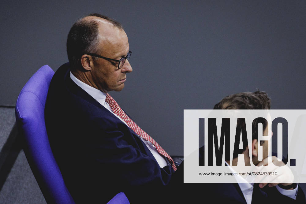 (L-R) Friedrich Merz (CDU), Bundeskanzler, und Lars Klingbeil, Bundesminister der Finanzen, aufgenommen im Rahmen der Generaldebatte zum Haushalt 2025 im Deutschen Bundestag in Berlin, 09.07.2025. Berlin Deutschland