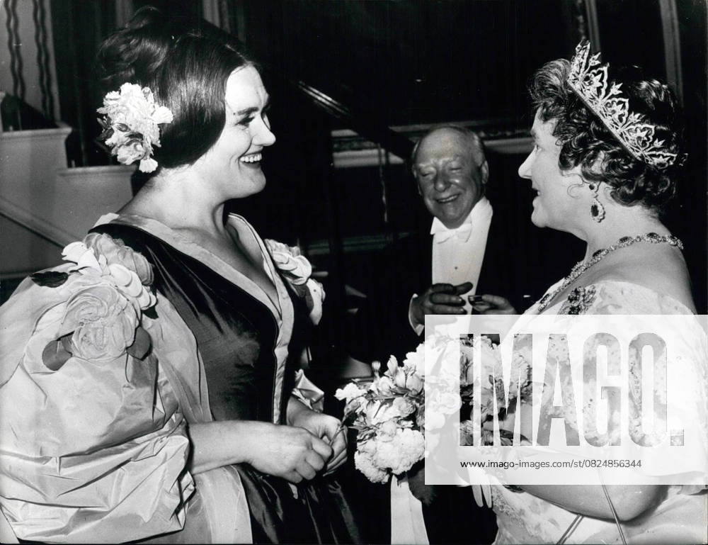 Bands Komponisten Instrumente Musiker Oper Orchester Schallplatten Sänger Songwriter Symphonien 6. Juni 1966 - Königinmutter spricht mit Joan Sutherland nach Galavorstellung.: Königin Elizabeth die Königinmutter im Gespräch mit der australischen Primadonna Joan Sutherland in der Crush Bar im Royal Opera House, Covent Garden, London, gestern Abend, nach dem Besuch der Galavorstellung von Denizettis Regimentstochter , die zugunsten des Royal Opera House Benevelant Fund erfolgte. Joan Sutherland hatte die Rolle der Marie gesungen, ihre erste komödiantische Rolle in der Oper.