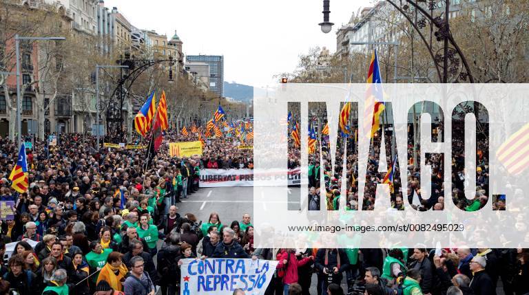 Thousands of people attend a march called for by Catalan National Assembly (ANC) to protest against the detention of former Catalan leader Carles Puigdemont in Barcelona, Catalonia, north eastern Spain, 25 March 2018. According to reports, German police on 25 March 2018 allegedly detained former Catalan leader Puigdemont after he crossed into Germany from Denmark. Puigdemont is sought by Spain who issued an European arrest warrant against the former leader who is living in exile in Belgium. Protests against imprisonment of Carles Puigdemont !ACHTUNG: NUR REDAKTIONELLE NUTZUNG!