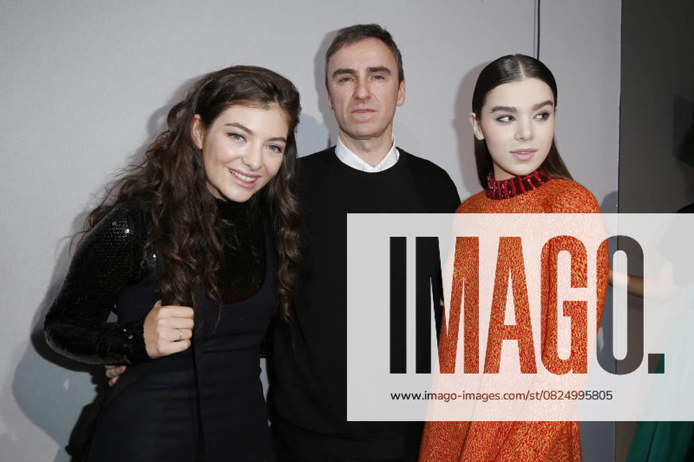 La chanteuse Lorde, le designer Raf Simons et Hailee Steinfeld - Backstage au défilé de mode Christian Dior , collection prêt-à-porter automne-hiver 2015 2016, à Paris. Le 6 mars 2015 On Backstage at Christian Dior fashion show F W ready-to-wear 2015 2016 in Paris. On march 6th 2015 Paris France