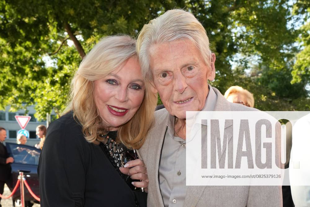 Nibelungen-Festspiele 2025. Klaus Bresser mit Ehefrau Evelyn Bresser bei der Premiere des Stück - SEE AUS ASCHE – Das Lied der Nibelungen - der Nibelungen-Festspiele am 11.07.2025 vor dem Wormser Dom. Worms Wormser Dom Rheinland-Pfalz