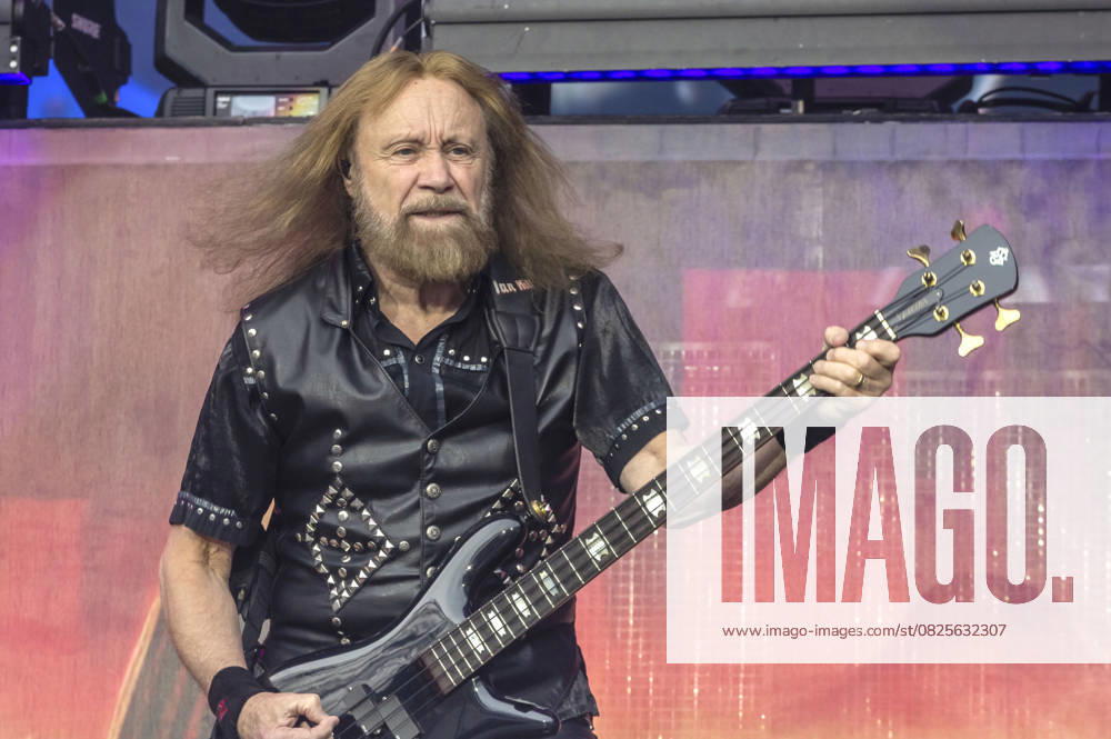 Ian Hill von Judas Priest live beim Scorpions & Friends Coming Home -Jubiläumskonzert in der Heinz von Heiden Arena. Hannover