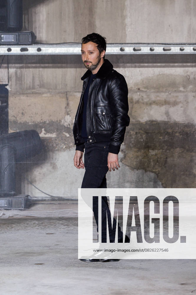 Le styliste Anthony Vaccarello au défilé Saint Laurent Prêt à Porter femme automne hiver 2017-2018 rue de Bellechasse dans les locaux (en travaux) du QG de la marque le 28 février 2017. Designer Anthony Vaccarello during the Saint Laurent designed by A Vaccarello show as part of the Paris Fashion Week Womenswear Fall Winter 2017 2018 on February 28, 2017 in Paris, France Paris France