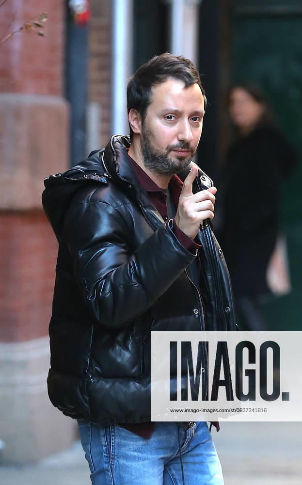 Le styliste Anthony Vaccarello quitte son hôtel à New York le 18 décembre 2018. Anthony Vaccarello is seen leaving his hotel in New York, on December 18th 2018. New York Etats-Unis