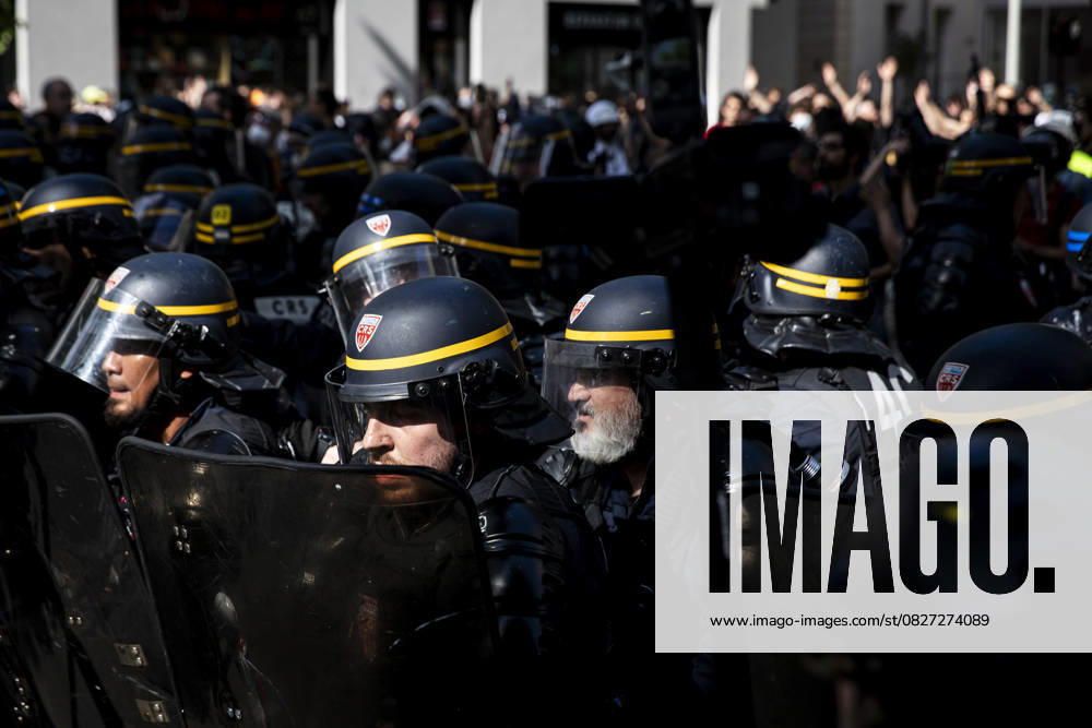 Clashes erupt between police and protesters during May Day rally in Paris PARIS, FRANCE - MAY 01: Scuffles broke out between police and demonstrators during Labour Day rally, as thousands took to the streets demanding better wages and labor conditions in Paris, France on May 01, 2025. France World. Editorial use only. Please get in touch for any other usage.